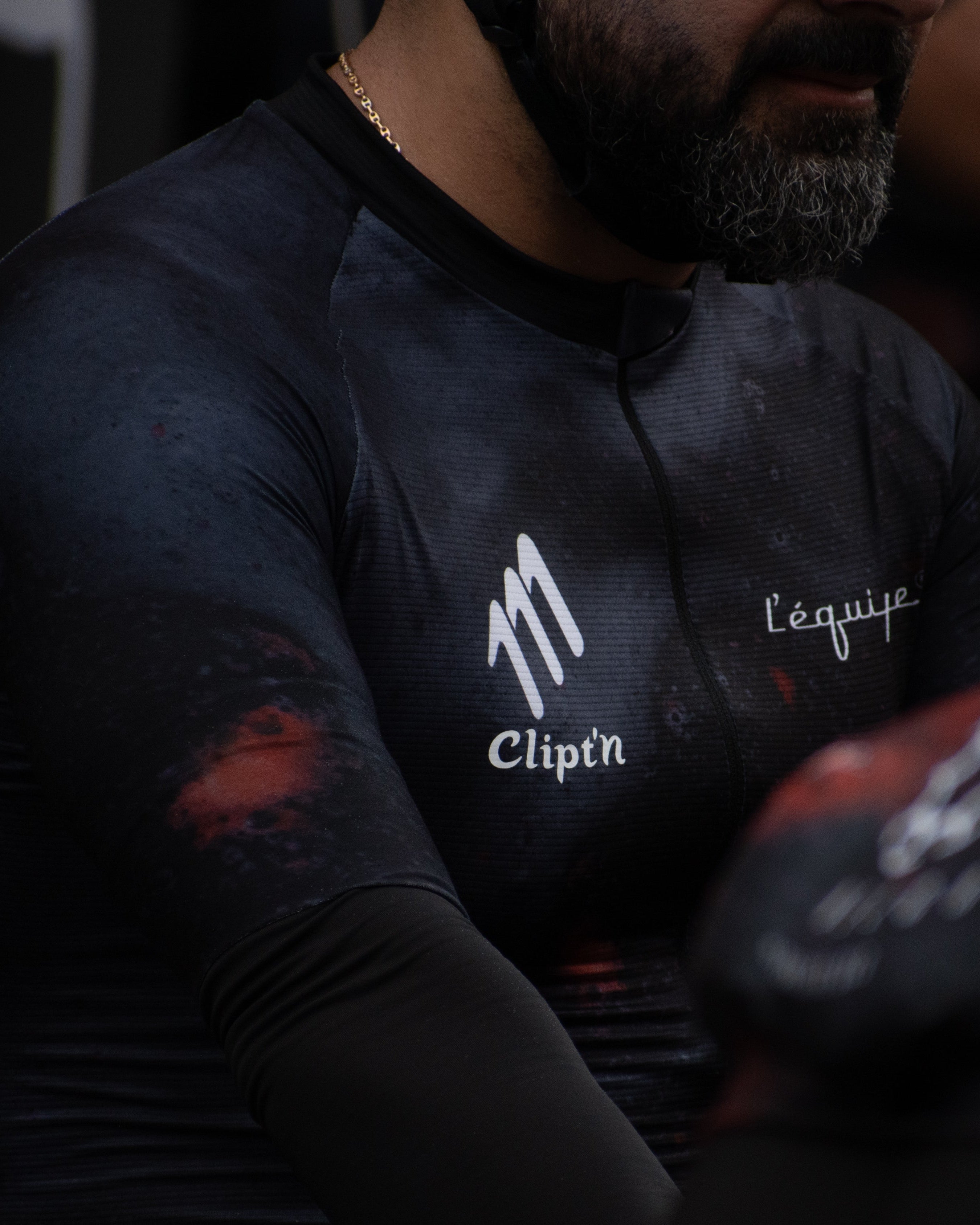 Person wearing Noir Jersey