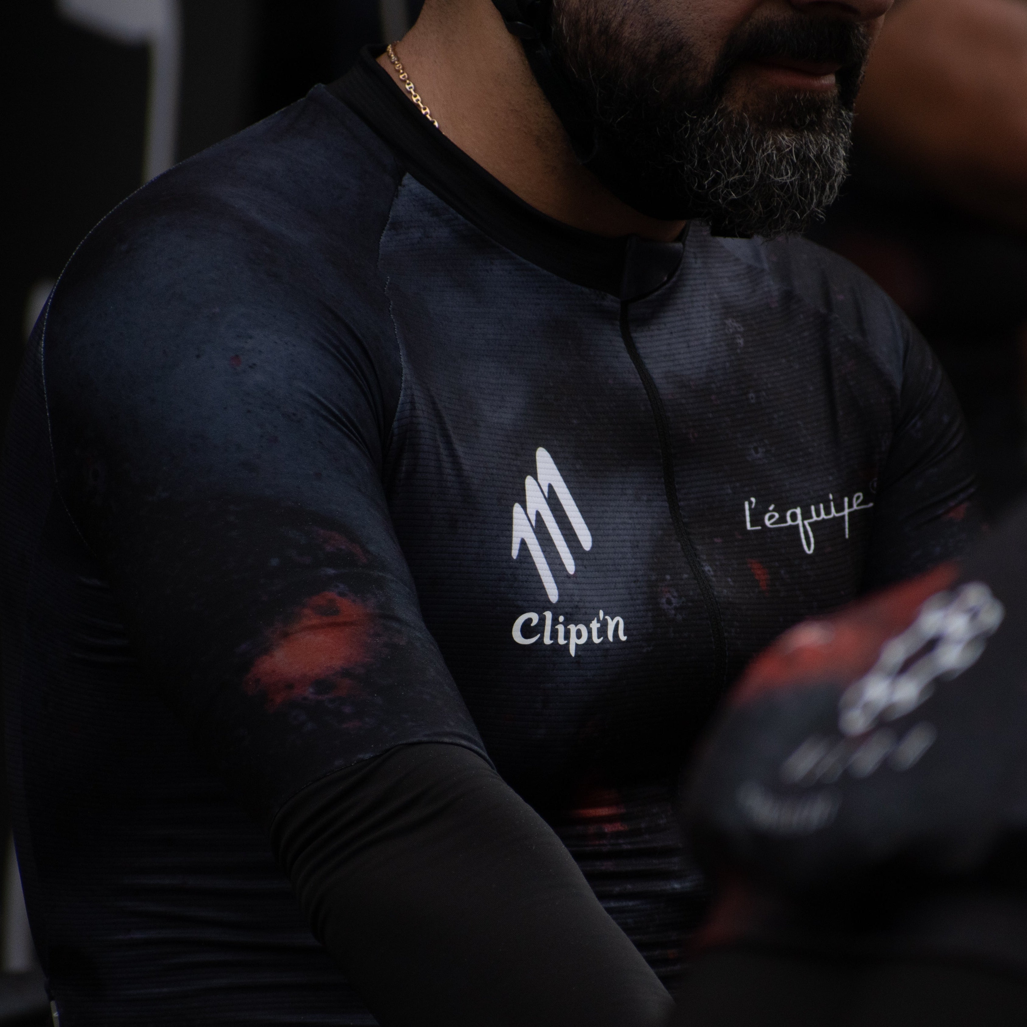 Person wearing Noir Jersey